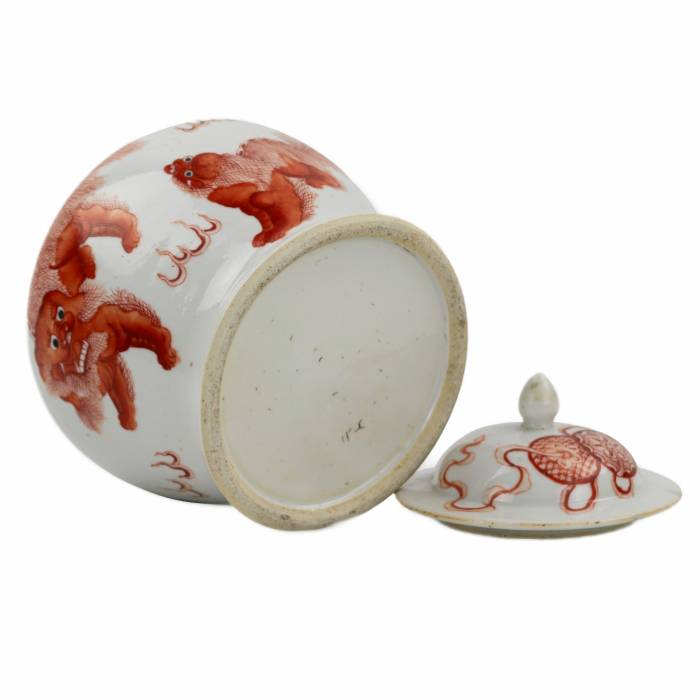 Ķīniešu porcelāna vāze, krāsots “dzelzs sarkans” virsglazūras suns Fo. Iespējams, Kangxi periods. 