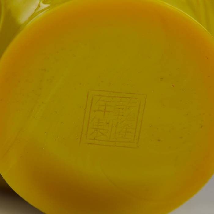 Ķīniešu dzeltenā Pekinas stikla urnas vāze no 19. gs. 