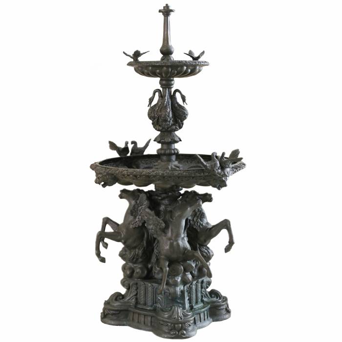 Grande fontaine en bronze à deux vasques d`après François Joseph Duret (1804-1865). 