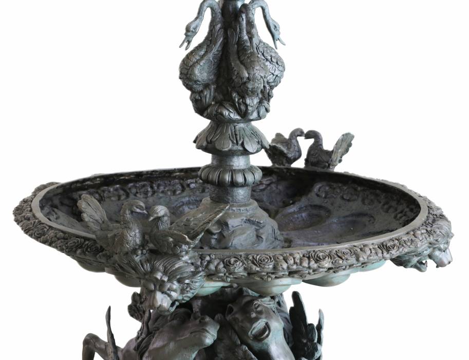 Grande fontaine en bronze à deux vasques d`après François Joseph Duret (1804-1865). 