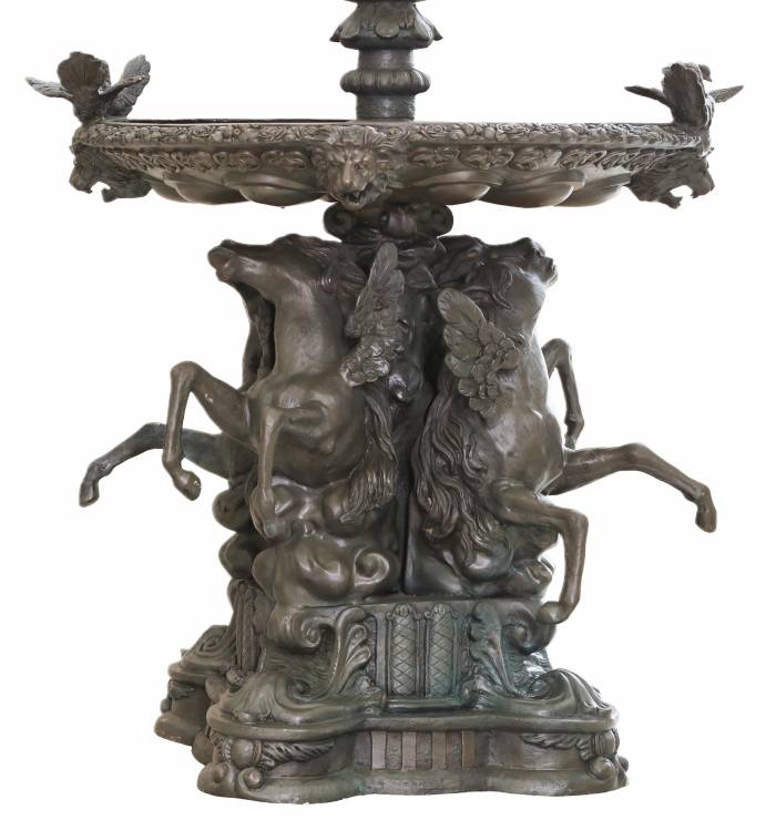 Grande fontaine en bronze à deux vasques d`après François Joseph Duret (1804-1865). 