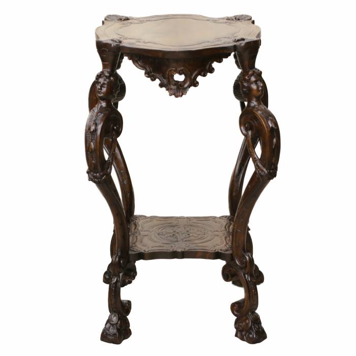 Table en bois sculpté de style néo-Roccoco du début du XIXème siècle. 