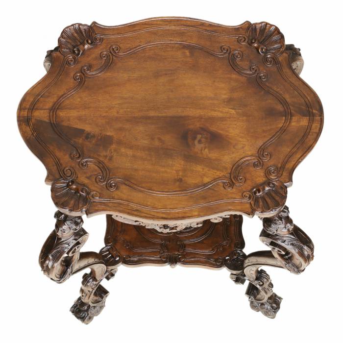 Izgrebts koka galds neorokoko stilā no 19. gadsimta mijas. 