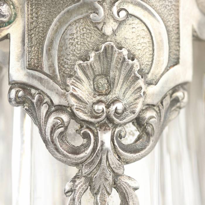 Une paire de pichets en cristal de style Régence en argent de CHRISTOFLE. 