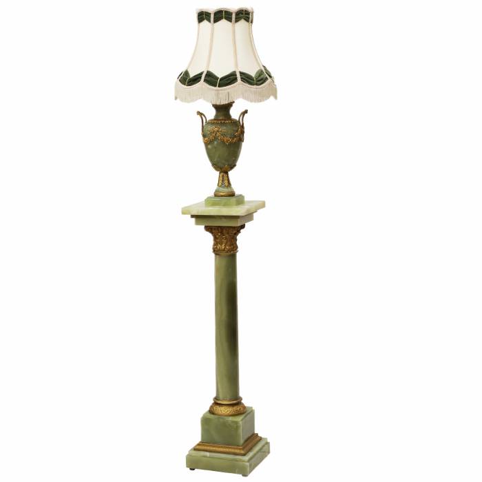 Lampe classique en onyx sur colonne. Europe occidentale 20e siècle. 