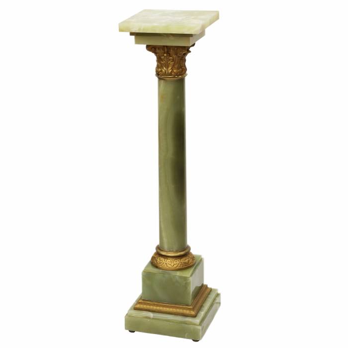 Лампа из оникса классической формы на колонне. Западная Европа 20 век. 