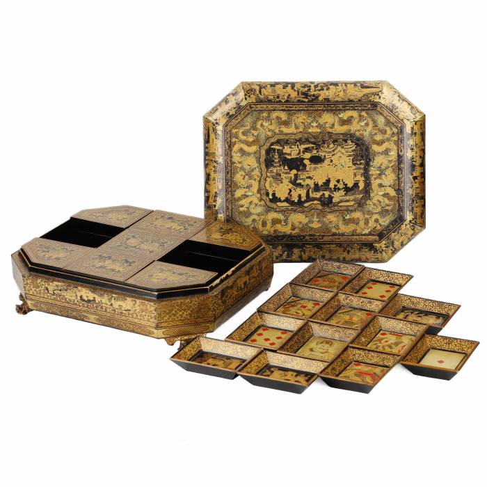 Coffret en bois laqué pour jeux de société et de cartes. Chine 19ème siècle. 