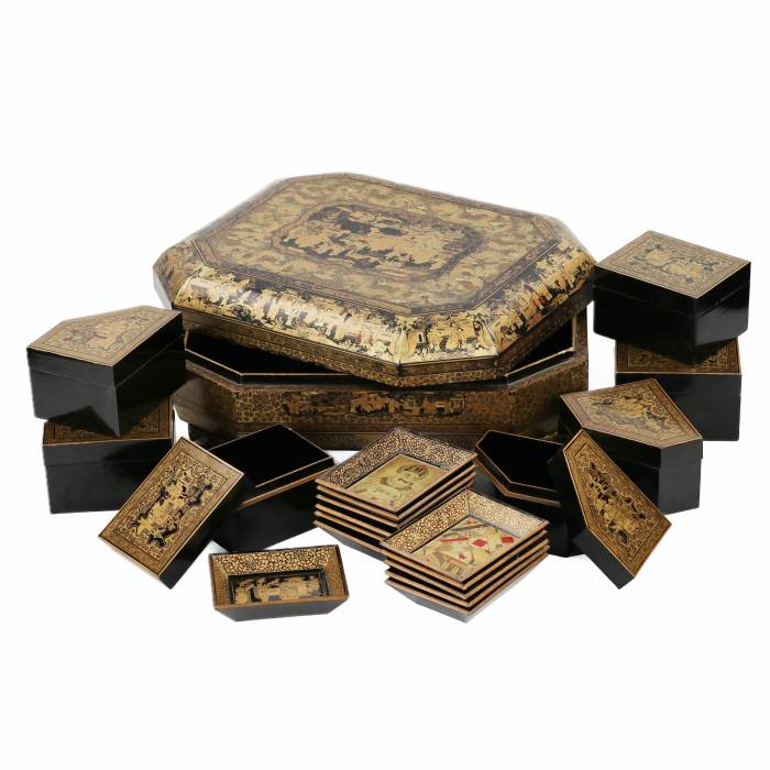 Coffret en bois laqué pour jeux de société et de cartes. Chine 19ème siècle. 