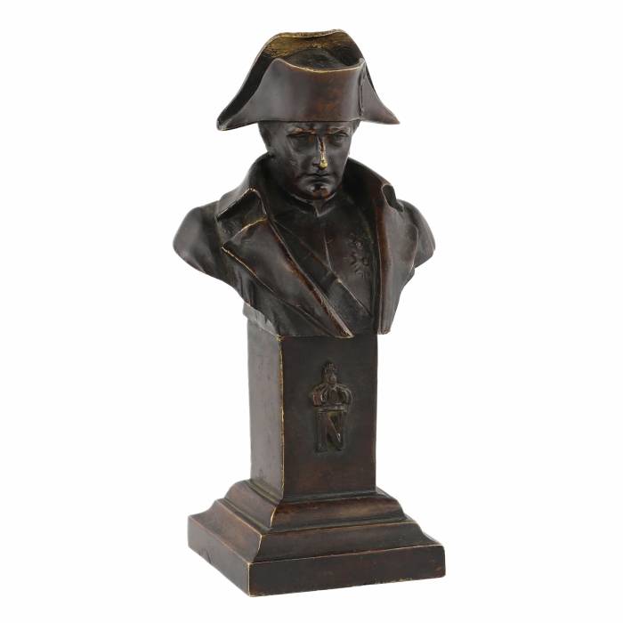 Buste en bronze de Napoléon Bonaparte coiffé d`un bicorne. 