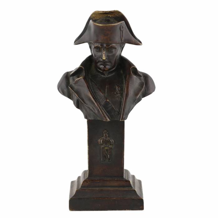 Buste en bronze de Napoléon Bonaparte coiffé d`un bicorne. 