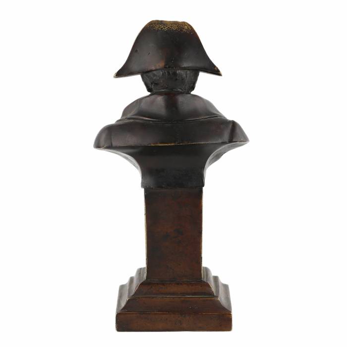 Buste en bronze de Napoléon Bonaparte coiffé d`un bicorne. 