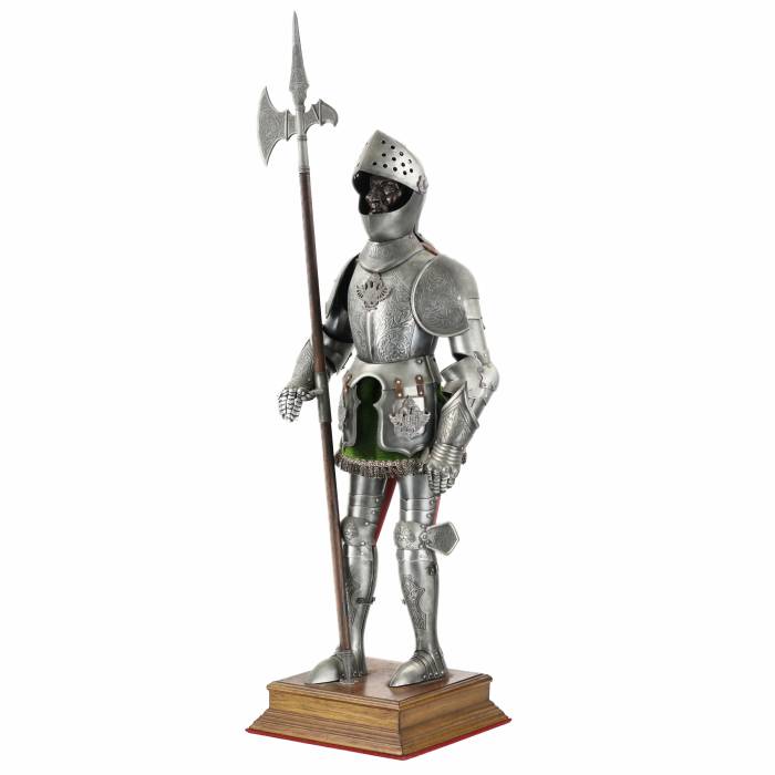 Figure réaliste d`un chevalier du XVIe siècle en tenue de combat complète. 20ième siècle. 