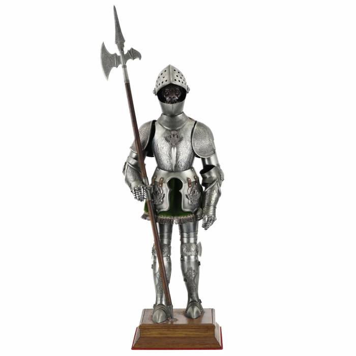 Figure réaliste d`un chevalier du XVIe siècle en tenue de combat complète. 20ième siècle. 