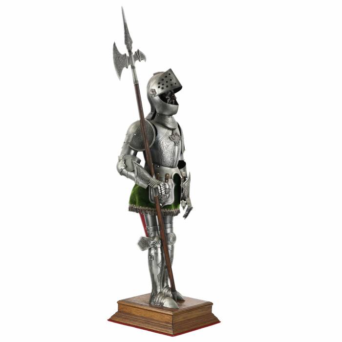 Figure réaliste d`un chevalier du XVIe siècle en tenue de combat complète. 20ième siècle. 