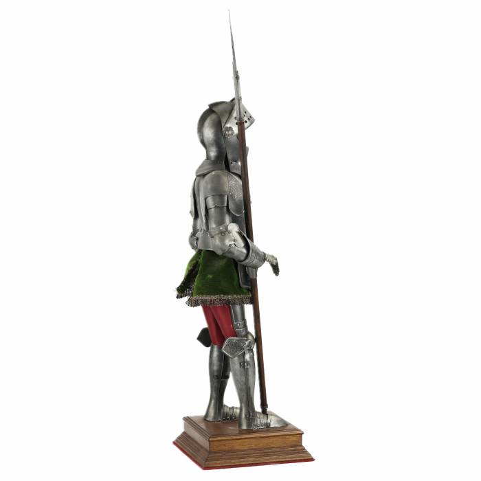 Realistic figure of a 16th century knight in full battle regalia. 20th century. 