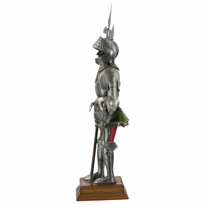 Realistic figure of a 16th century knight in full battle regalia. 20th century. 
