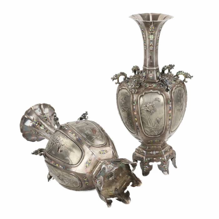 Пара изящных японских ваз из серебра с эмалью.  Рубеж 19-20 веков.
