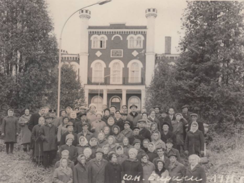 КАМИН ИЗ ТЕМНО-ЗЕЛЕНЫХ ИЗРАЗЦОВ ФИРМЫ ZELM & BOEHM С РЕЛЬЕФНЫМ ПАННО ПО МОТИВАМ КАРТИНЫ КАРЛА БЕККЕРА