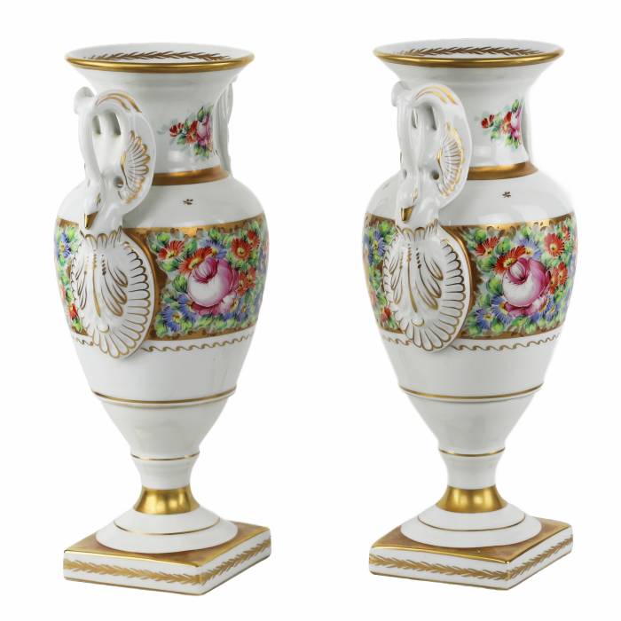A pair of gilded porcelain Couleuvre vases in the French Empire style. 20th century. 