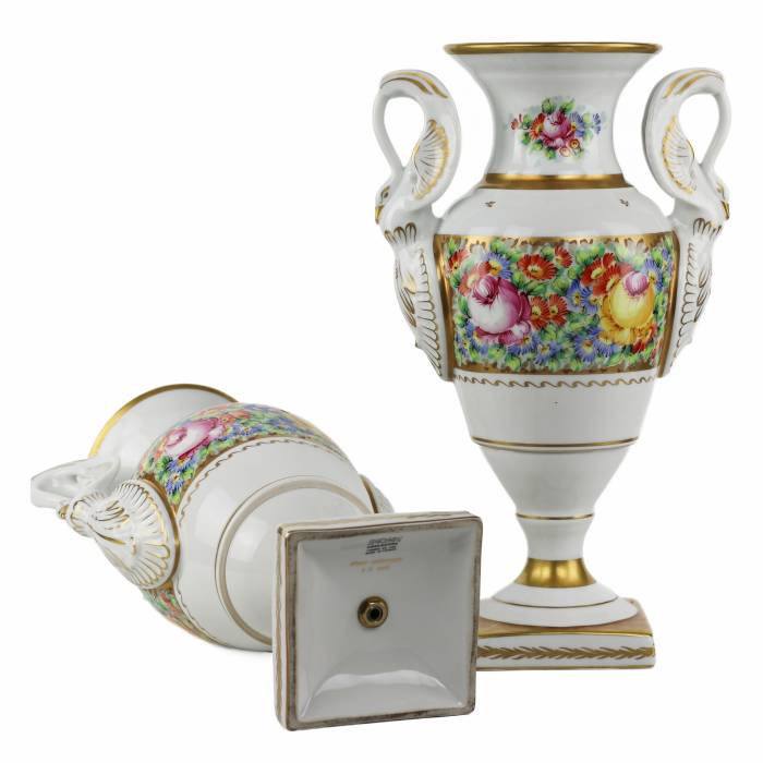A pair of gilded porcelain Couleuvre vases in the French Empire style. 20th century. 