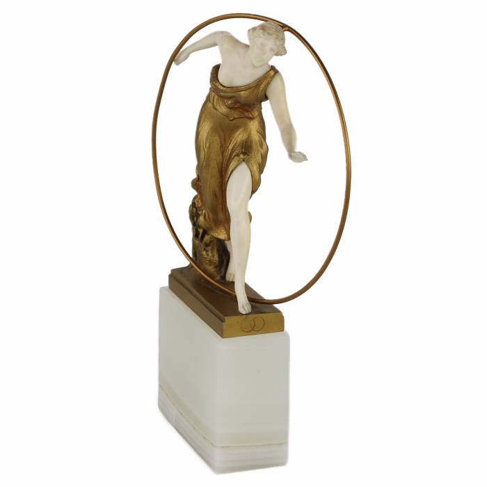 Figure en bronze d`une Femme au cerceau, 1920. Georges MORIN (1874-1950) 