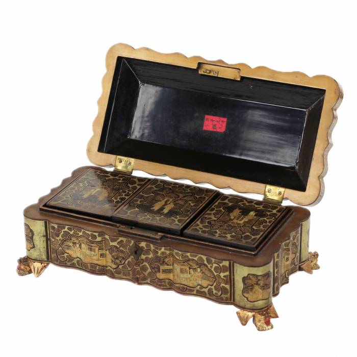 Game box, covered with black and gold lacquer. China, Canton, 19th century. 
