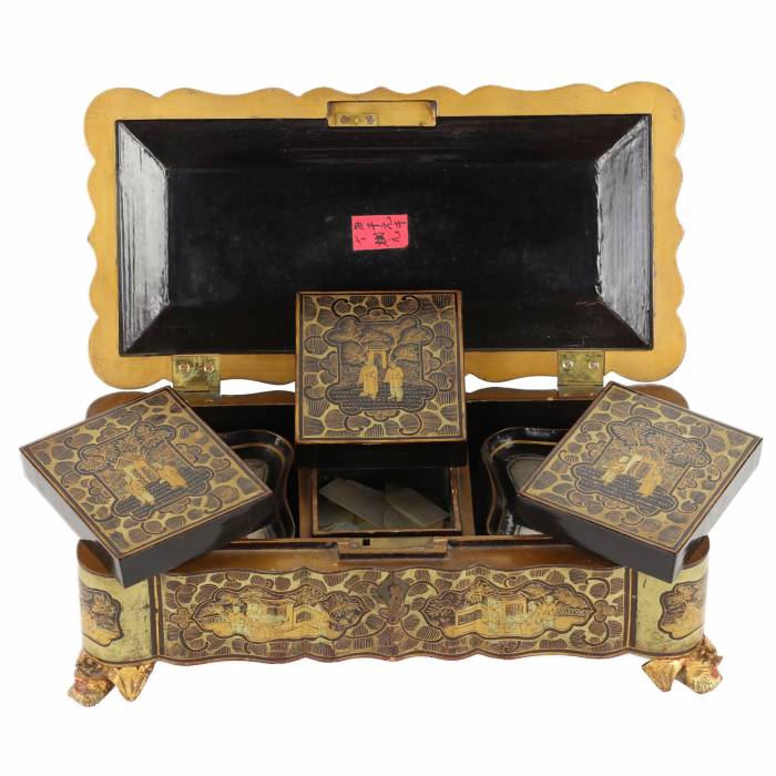 Game box, covered with black and gold lacquer. China, Canton, 19th century. 