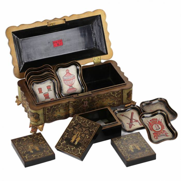 Game box, covered with black and gold lacquer. China, Canton, 19th century. 