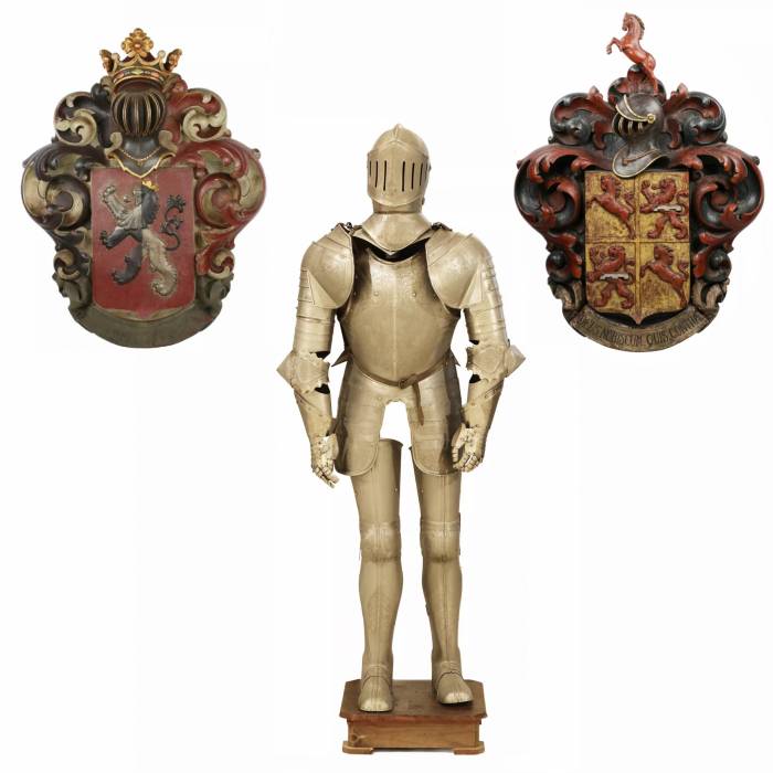 Large wooden coat of arms topped with a horse and the inscription Deus Nobiscum Quis Contra, 19th century. 