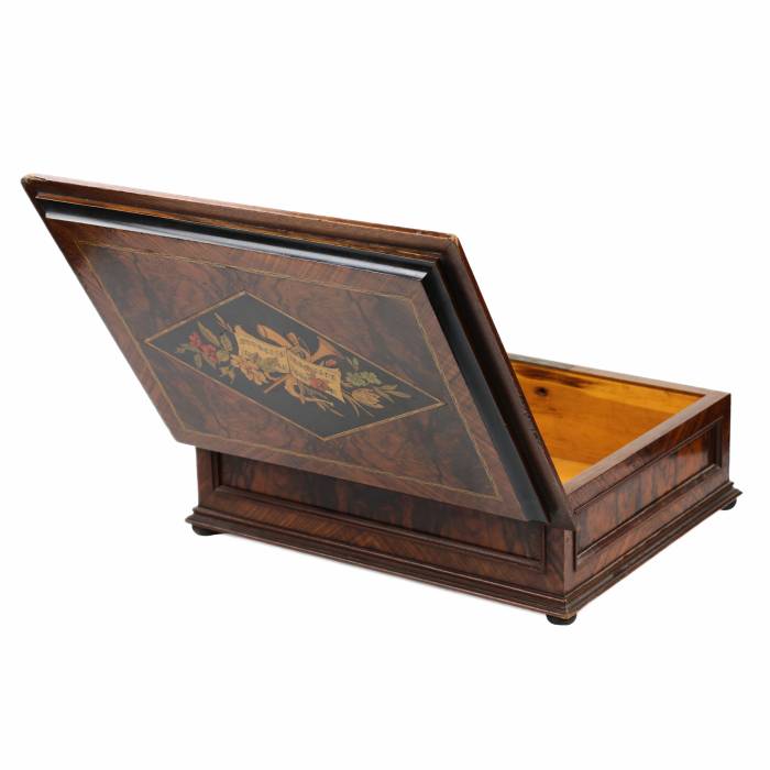 Boîte réalisée selon la technique de la Marqueterie. France. Troisième quart du XIXe siècle. 