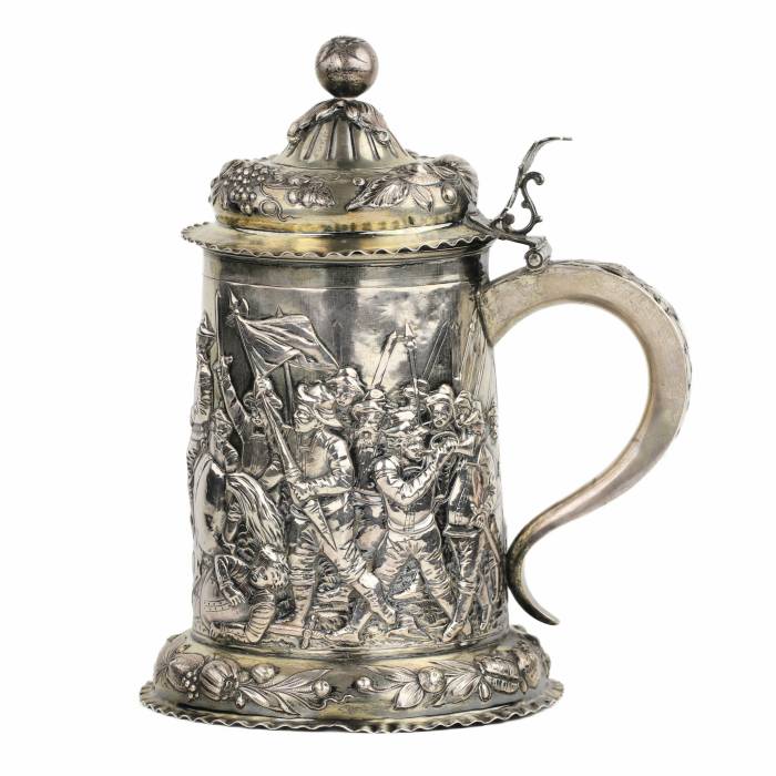 Silver beer goblet with battle scenes. First half of the 19th century. 