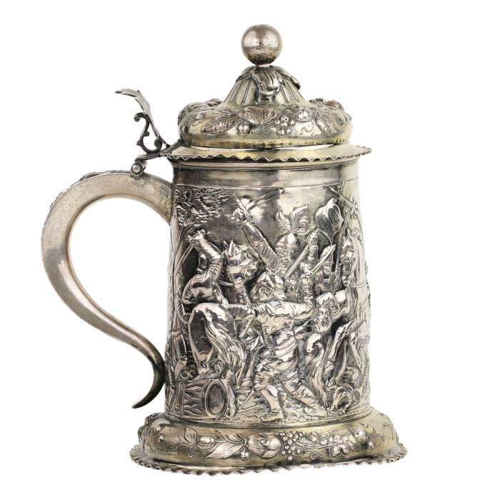 Silver beer goblet with battle scenes. First half of the 19th century. 