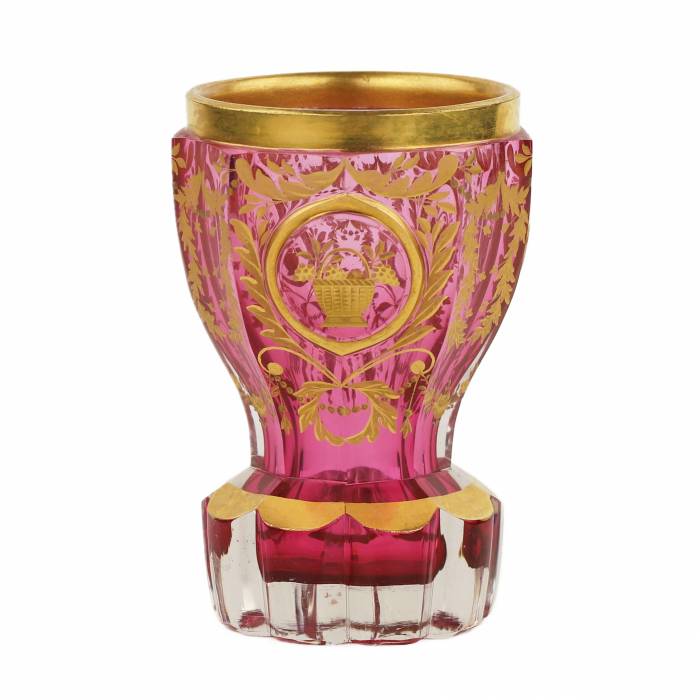 Vase en rubis doré avec ornement en or. Maison impériale de verre, Russie, années 1830-1840