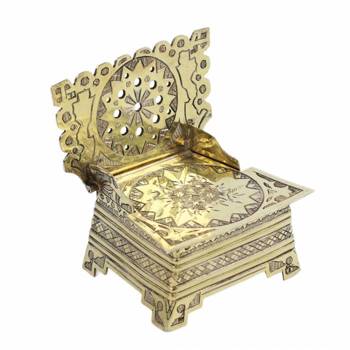 Salière-chaise avec une image sculptée de fleurs Ivan Alekseev Russie, Moscou, 1874 