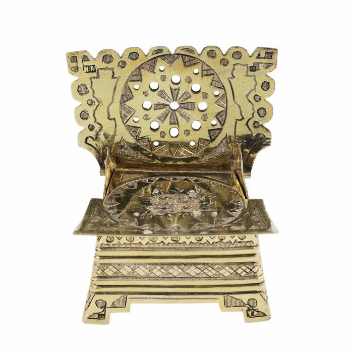 Salière-chaise avec une image sculptée de fleurs Ivan Alekseev Russie, Moscou, 1874 