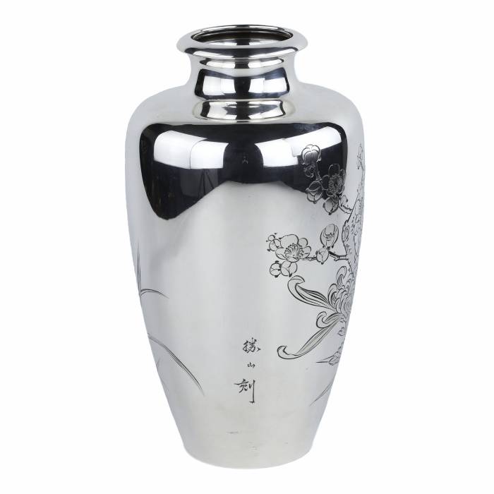VASE EN ARGENT MITSUMURA À DÉCOR DE CHRYSANTHÈMES. JAPON, XXe SIÈCLE
