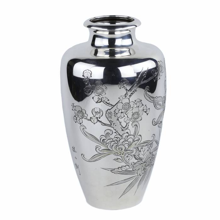VASE EN ARGENT MITSUMURA À DÉCOR DE CHRYSANTHÈMES. JAPON, XXe SIÈCLE