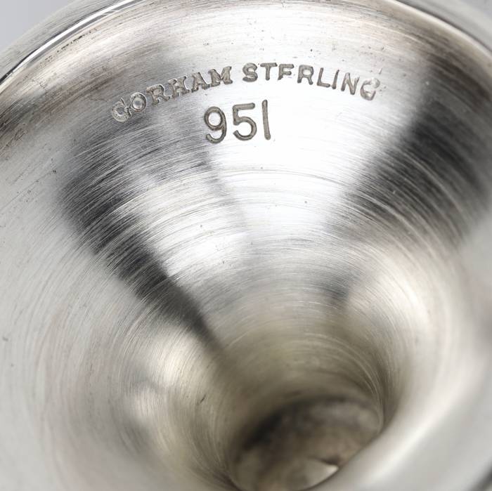 SUDRABA KOMPLEKTS AR 6 LIKIERA KAUSIŅIEM UZ PAPLĀTES. GORHAM STERLING. ASV, 20. GS.