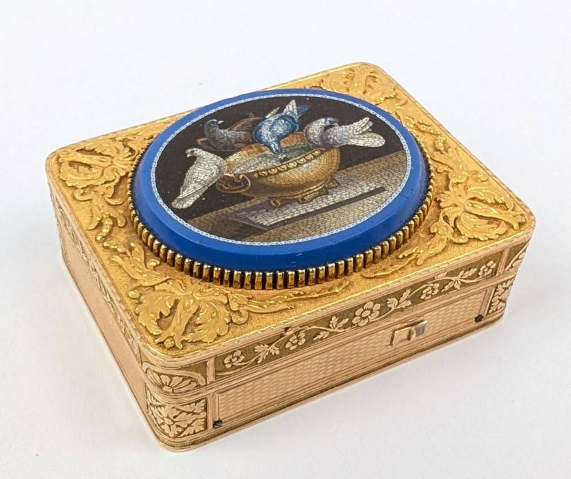 TABATIÈRE À MUSIQUE AVEC MICROMOSAÏQUE « LES PIGEONS DE PLINE » FRANCE, 1819–1838