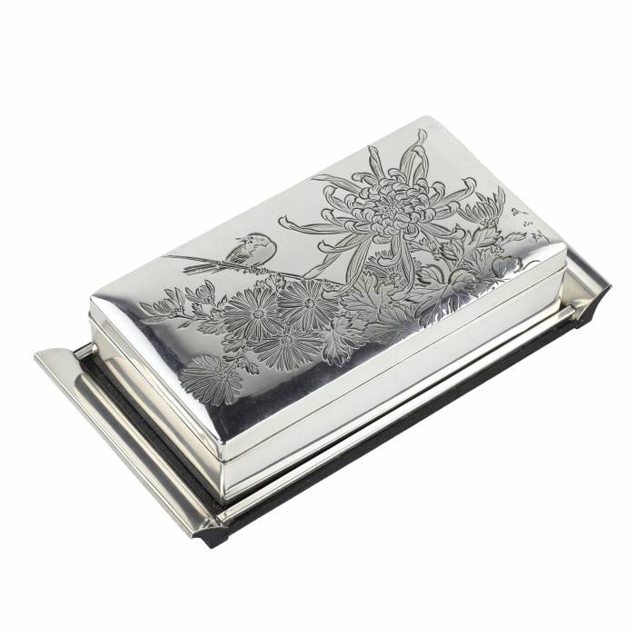 SILVER BOX WITH CHRYSANTHEMUMS AND BIRD. JAPAN, 20TH CENTURY