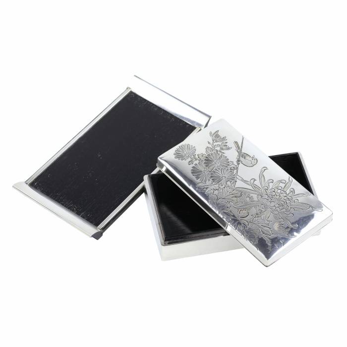 SILVER BOX WITH CHRYSANTHEMUMS AND BIRD. JAPAN, 20TH CENTURY
