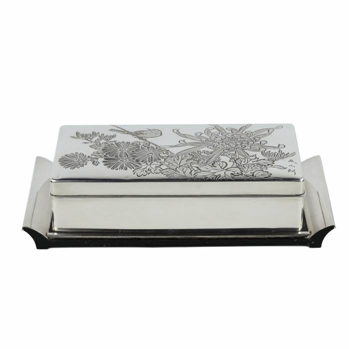 SILVER BOX WITH CHRYSANTHEMUMS AND BIRD. JAPAN, 20TH CENTURY