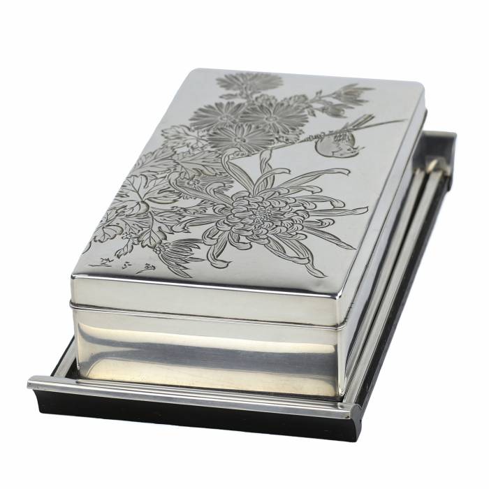 SILVER BOX WITH CHRYSANTHEMUMS AND BIRD. JAPAN, 20TH CENTURY