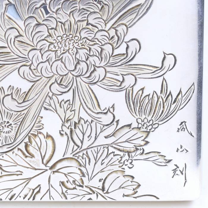 SILVER BOX WITH CHRYSANTHEMUMS AND BIRD. JAPAN, 20TH CENTURY