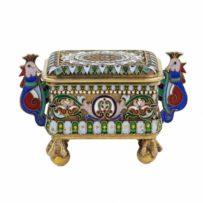 BOÎTE RUSSE EN ARGENT AVEC ÉMAIL CLOISONNÉ EN FORME DE COQS MAISON PAVEL OVCHINNIKOV, MOSCOU, 1882