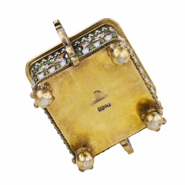 BOÎTE RUSSE EN ARGENT AVEC ÉMAIL CLOISONNÉ EN FORME DE COQS MAISON PAVEL OVCHINNIKOV, MOSCOU, 1882