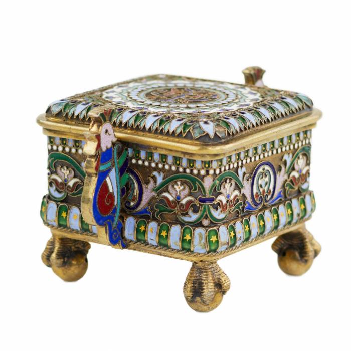 BOÎTE RUSSE EN ARGENT AVEC ÉMAIL CLOISONNÉ EN FORME DE COQS MAISON PAVEL OVCHINNIKOV, MOSCOU, 1882