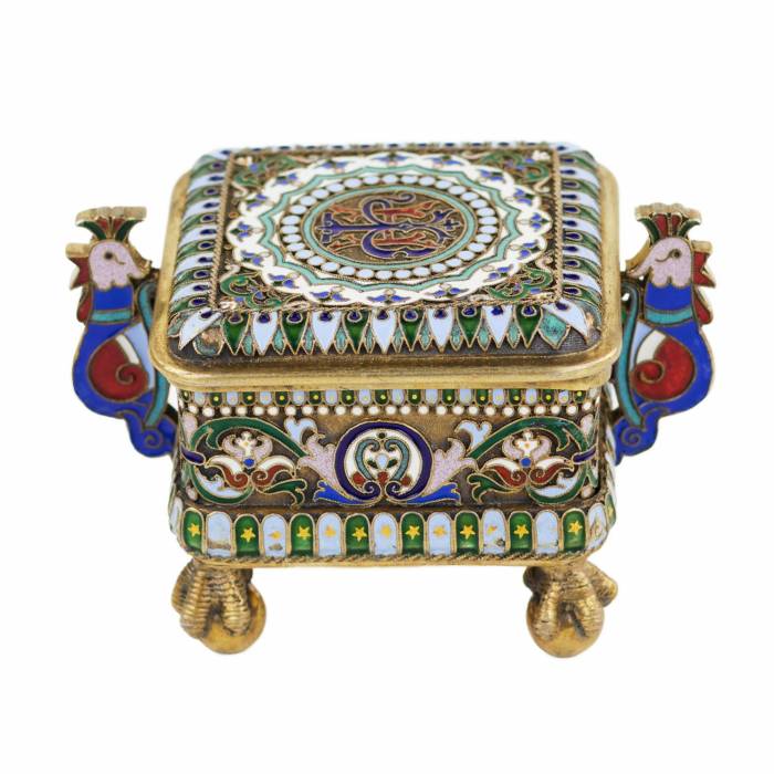 BOÎTE RUSSE EN ARGENT AVEC ÉMAIL CLOISONNÉ EN FORME DE COQS MAISON PAVEL OVCHINNIKOV, MOSCOU, 1882