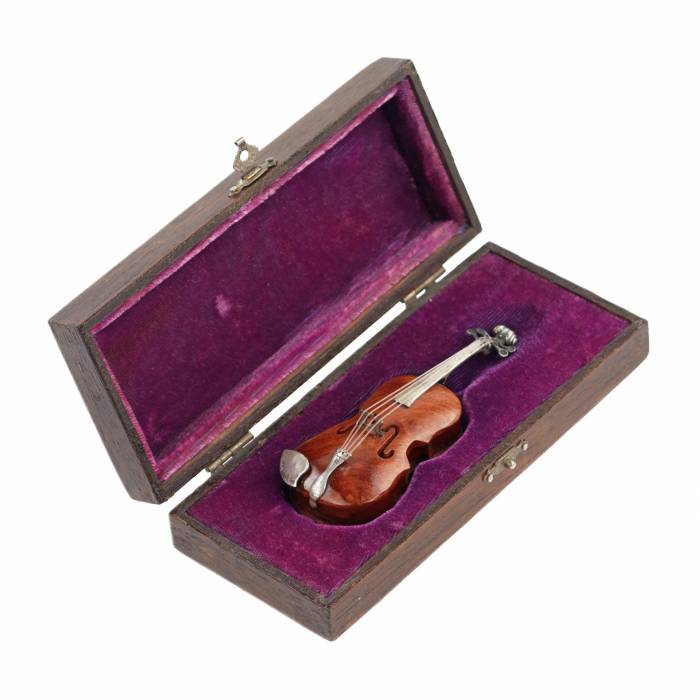 A MINIATURE SILVER VIOLIN IN A CASE, EUROPE, EARLY 20TH CENTURY 