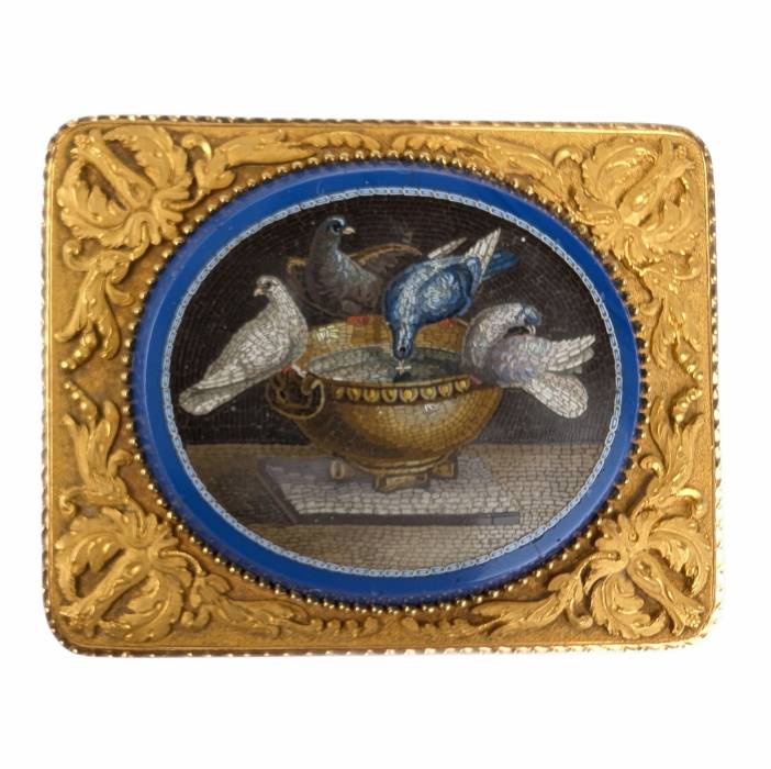 TABATIÈRE À MUSIQUE AVEC MICROMOSAÏQUE « LES PIGEONS DE PLINE » FRANCE, 1819–1838